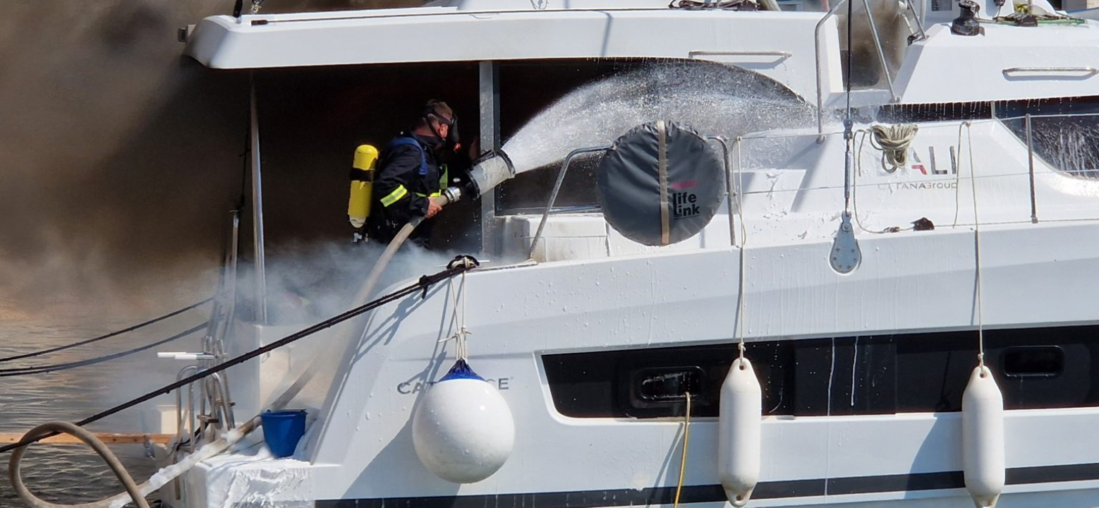 Gotov očevid u Primoštenu: Šteta na katamaranu nakon požara pola milijuna eura