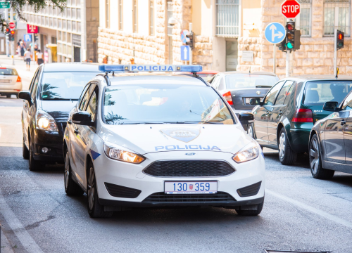 Muškarac (39) u Bilicama ušao u dvorište, razbijao, vrijeđao policiju