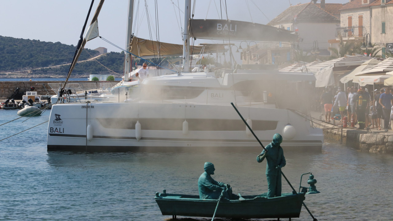 Planula unutrašnjost katamarana koji je privezan za rivu u Primoštenu