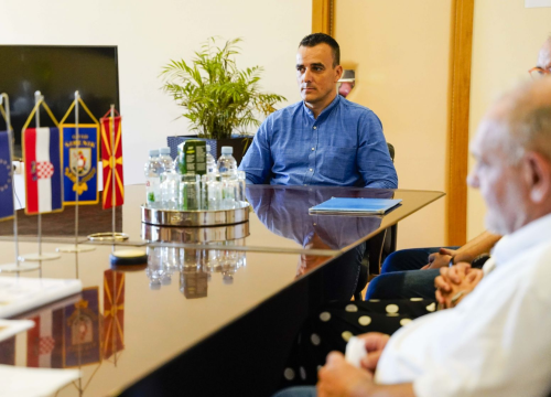 Fotografija 5 - Sudionici 5. Dana makedonske kulture na primanju kod gradonačelnika Burića