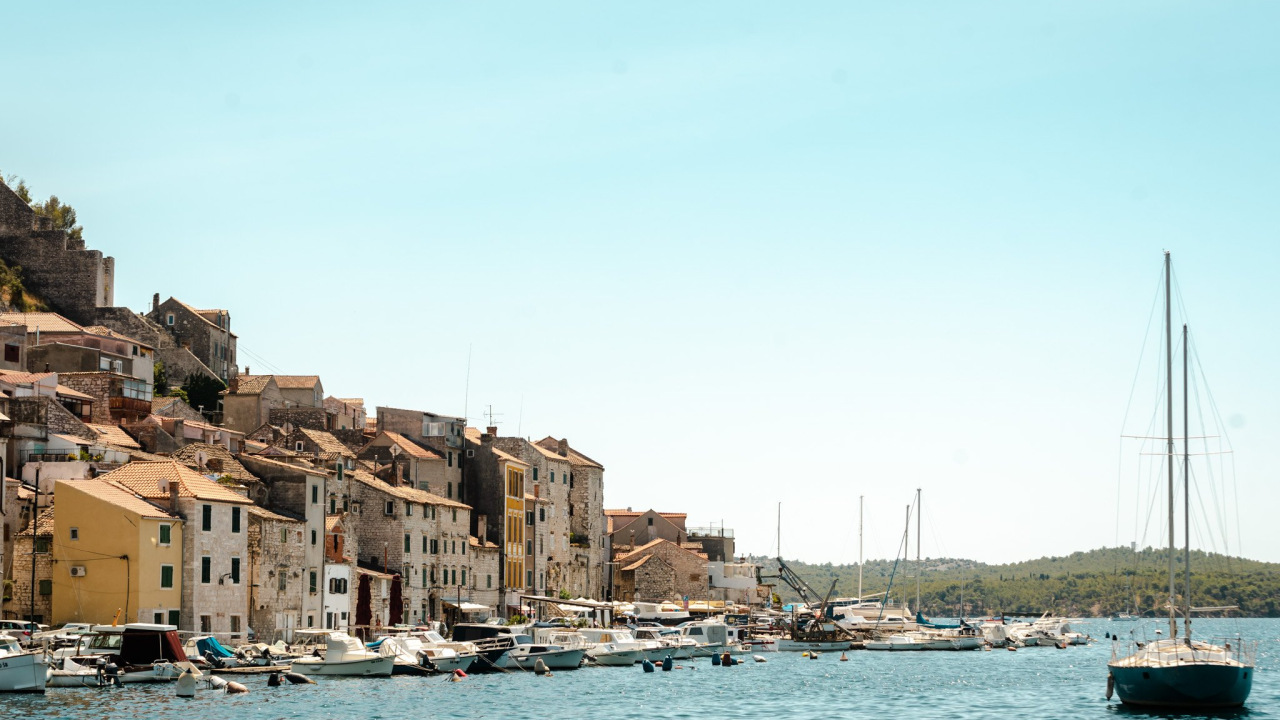 Sunčano i toplo, umjerena bura