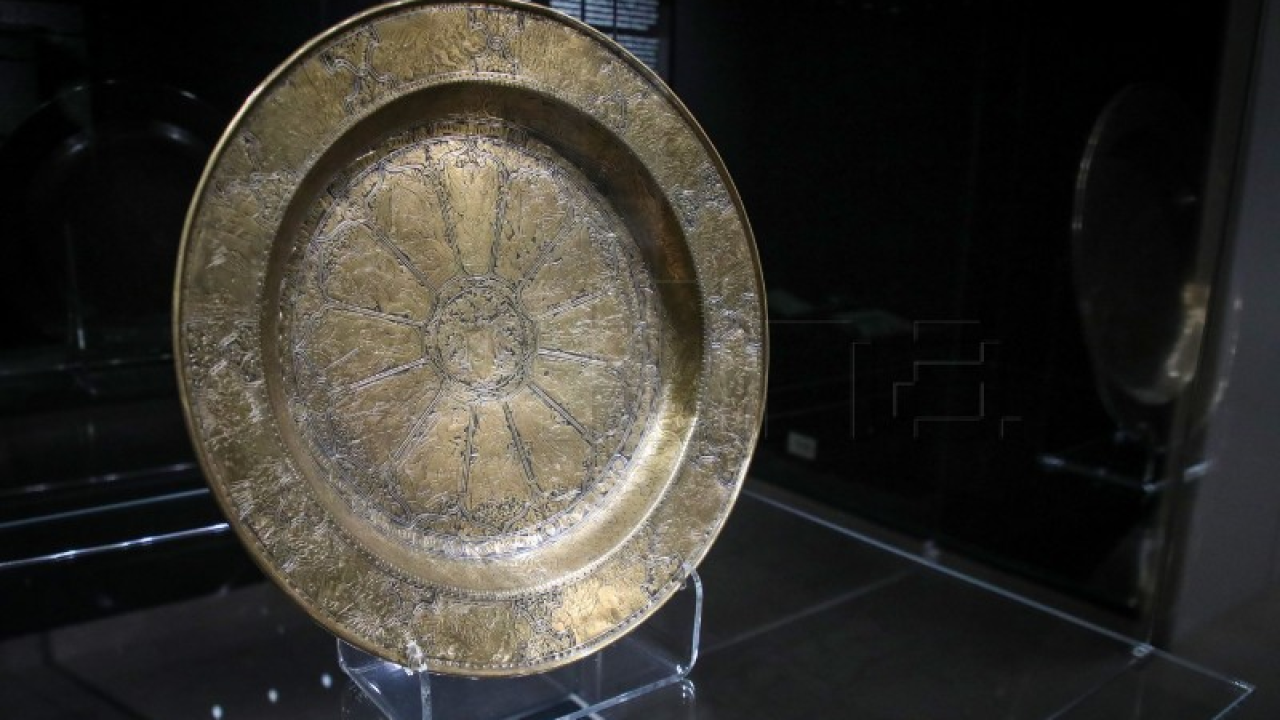 U Klovićevim dvorima otvorena izložba predmeta šibenskoga zlatara i gravera Oracija Fortezze