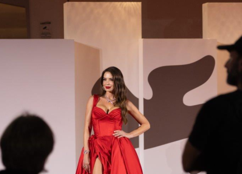 Fotografija 11 - Glamurozna Iva Jerković zasjala na crvenom tepihu Venezia Film Festivala uz Cotril