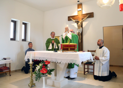 Fotografija 2 - Biskup Rogić blagoslovio crkvu u Kadinoj Glavici