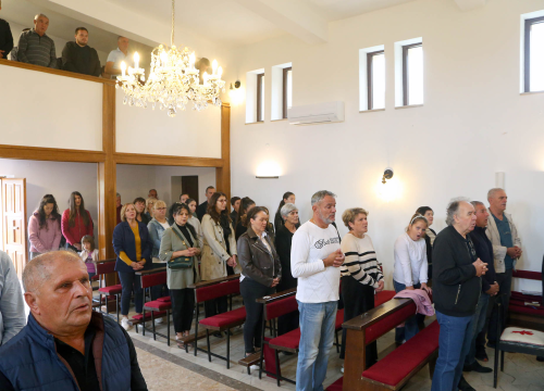 Fotografija 3 - Biskup Rogić blagoslovio crkvu u Kadinoj Glavici