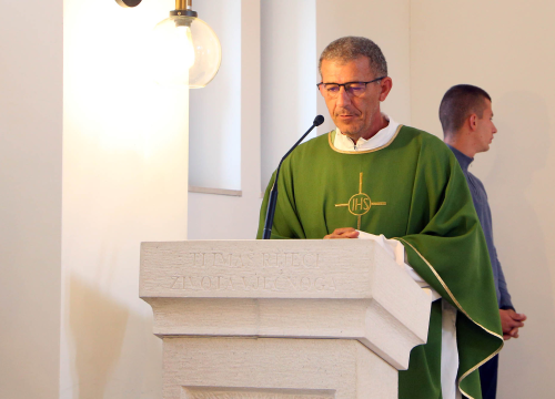 Fotografija 5 - Biskup Rogić blagoslovio crkvu u Kadinoj Glavici