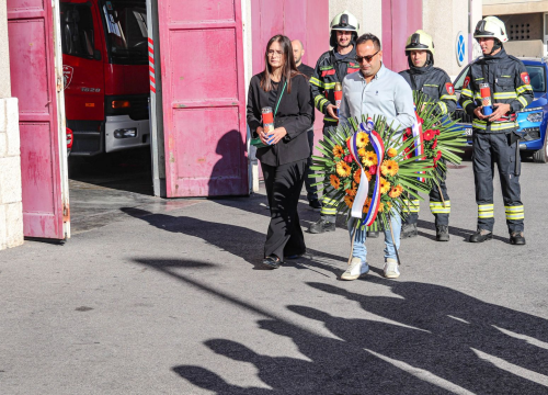 Fotografija 3 - Položeni vijenci za vatrogasce poginule u Domovinskom ratu