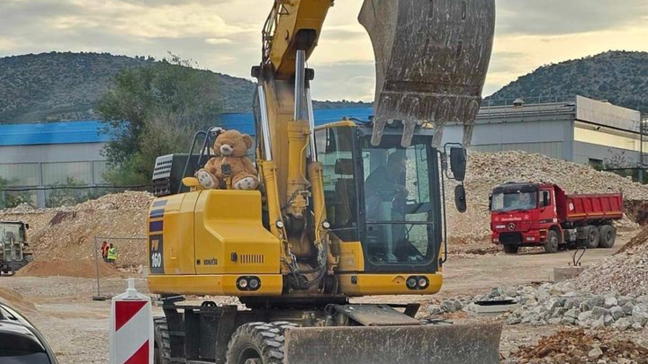 Šibenčane od stresnih jutarnjih gužvi štiti veseli plišanac