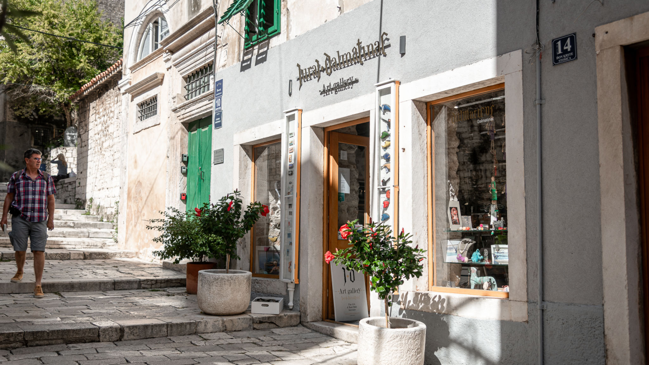 Jesenska kolekcija stigla je u izloge Galerije Juraj Dalmatinac