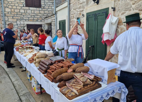 Fotografija 15 - Slavonski duh u srcu Dalmacije: Druženje uz čvarke i čobanac u Tribunju