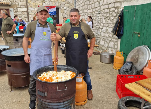 Fotografija 6 - Slavonski duh u srcu Dalmacije: Druženje uz čvarke i čobanac u Tribunju