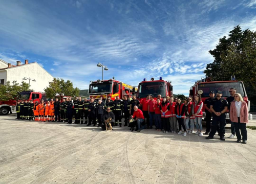 Fotografija 2 - U punoj spremi održana smotra operativnih snaga civilne zaštite Grada Drniša