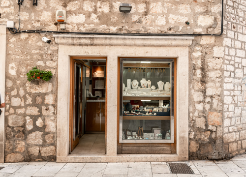 Fotografija 3 - Ljazeru Čivljaku posao zlatara bio je suđen: 'Druga djeca su picavala zbog nogometa, ja bih odlazio u butigu'