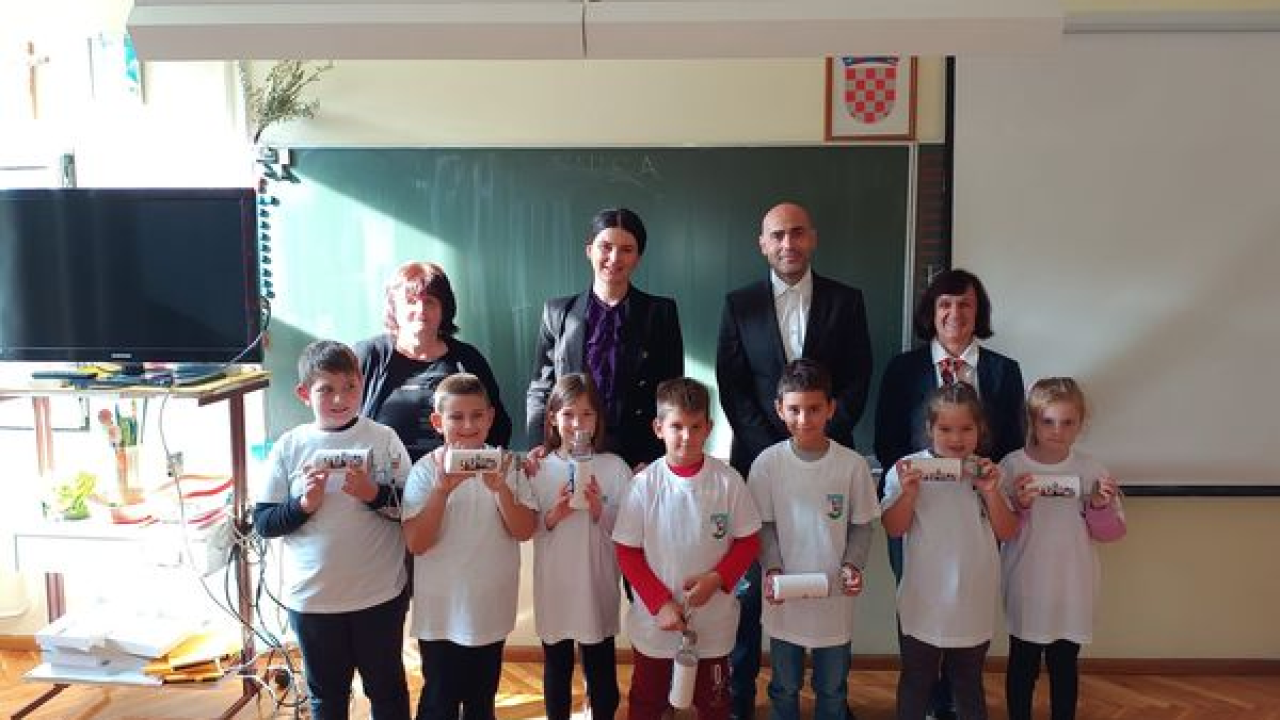 U povodu Dana Grada, skradinski prvašići dobili poklone