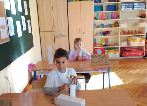 Fotografija 2 - U povodu Dana Grada, skradinski prvašići dobili poklone