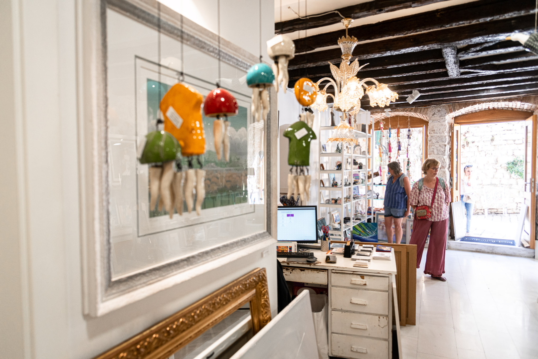 U Galeriji Juraj Dalmatinac ulovite umjetnine poznatih hrvatskih slikara po odličnim cijenama!