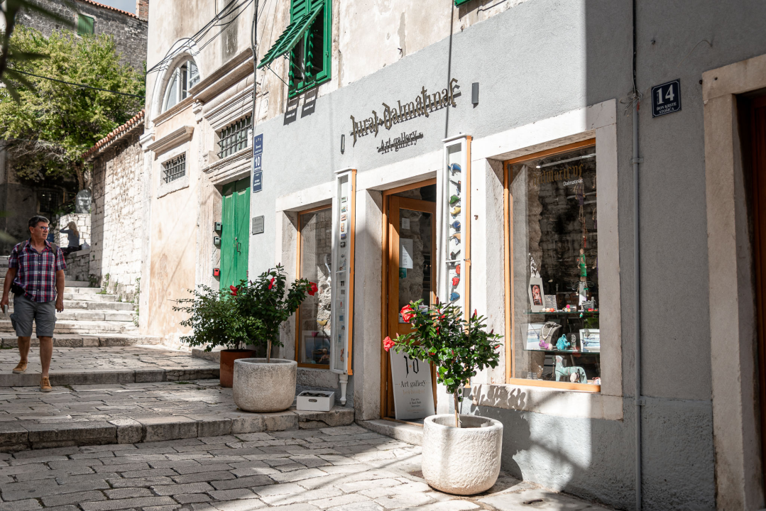 U Galeriji Juraj Dalmatinac ulovite umjetnine poznatih hrvatskih slikara po odličnim cijenama!