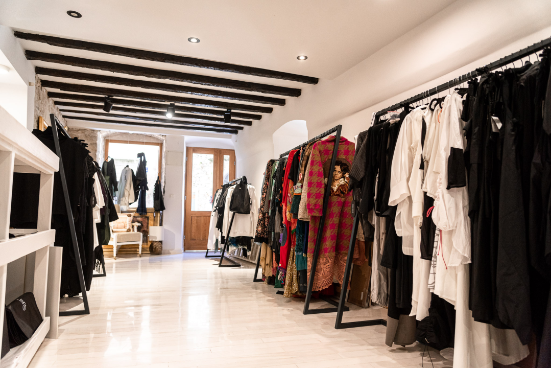 U Galeriji Juraj Dalmatinac ulovite umjetnine poznatih hrvatskih slikara po odličnim cijenama!