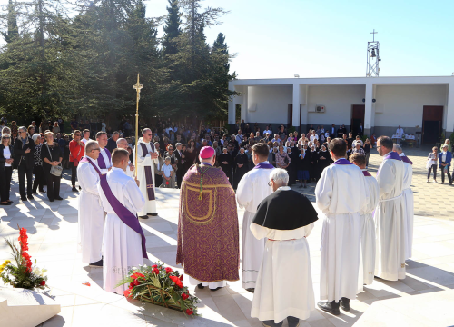 Fotografija 2 - Biskup Rogić predvodio misu na gradskom groblju Kvanj