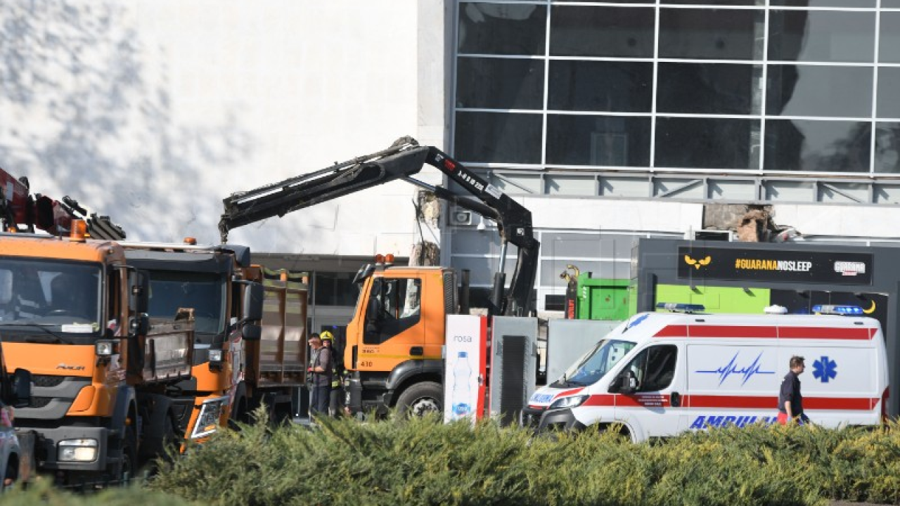 Urušio se krov kolodvora u Novom Sadu, sve hitne ekipe na terenu