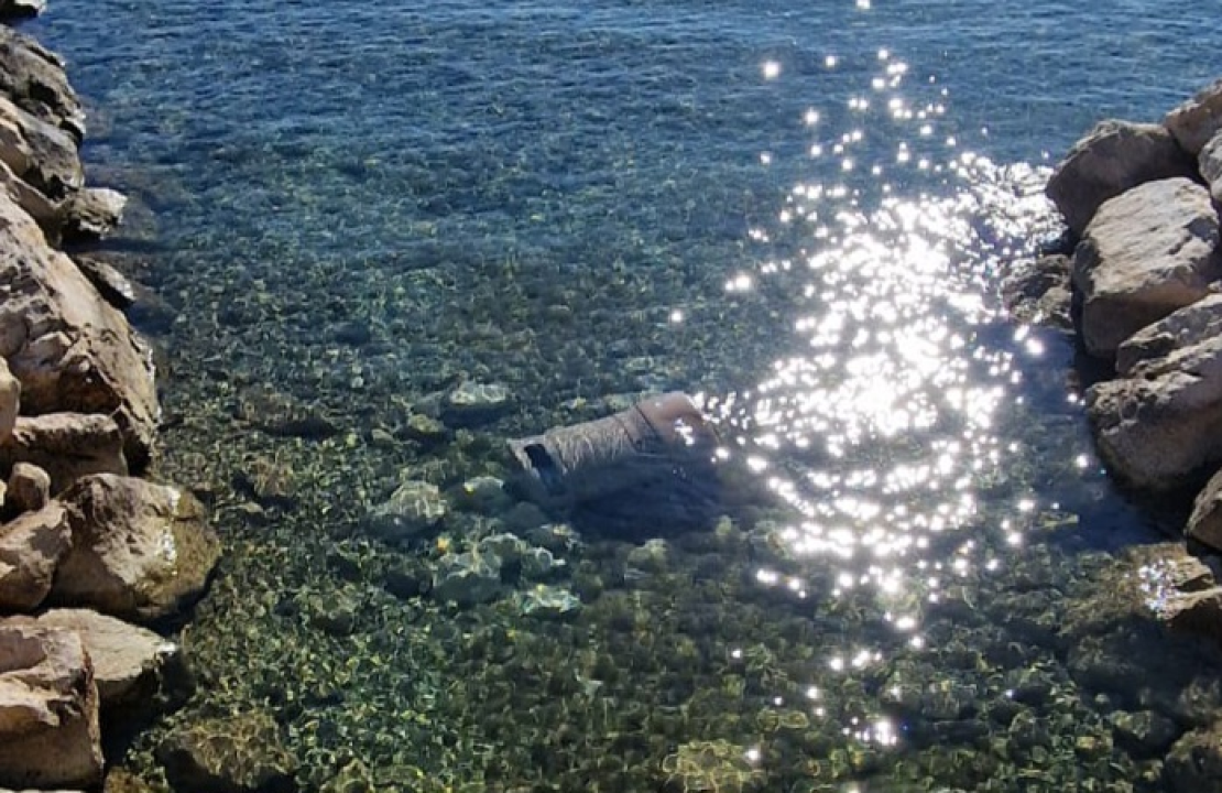 Vandalski ispadi na šetnici Vodice - Tribunj: Kante za smeće završile u moru