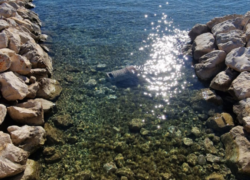 Fotografija 2 - Vandalski ispadi na šetnici Vodice - Tribunj: Kante za smeće završile u moru