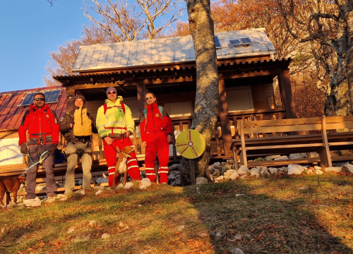 Fotografija 2 - Šibenski HGSS-ovci spasili dva lovačka psa na surovom terenu Dinare