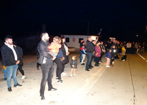 Fotografija 12 - Vukšić zapalio svijeće  u znak sjećanja za Vukovar i Škabrnju