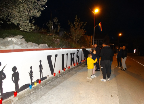 Fotografija 9 - Vukšić zapalio svijeće  u znak sjećanja za Vukovar i Škabrnju