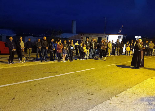 Fotografija 8 - Vukšić zapalio svijeće  u znak sjećanja za Vukovar i Škabrnju