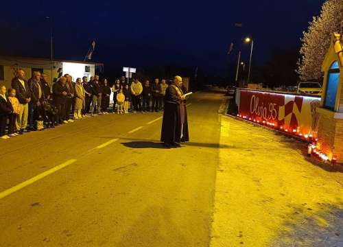 Fotografija 7 - Vukšić zapalio svijeće  u znak sjećanja za Vukovar i Škabrnju