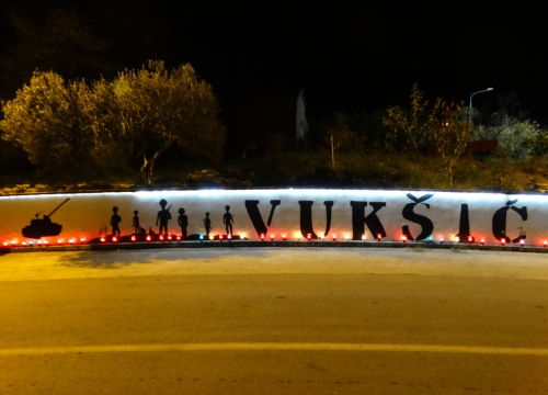 Fotografija 10 - Vukšić zapalio svijeće  u znak sjećanja za Vukovar i Škabrnju