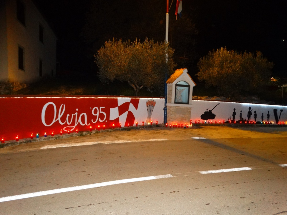 Vukšić zapalio svijeće  u znak sjećanja za Vukovar i Škabrnju