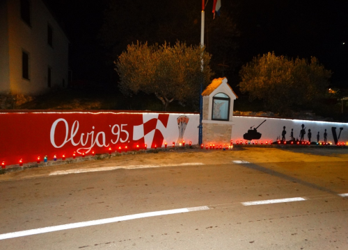 Fotografija 6 - Vukšić zapalio svijeće  u znak sjećanja za Vukovar i Škabrnju