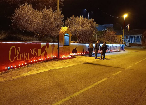 Fotografija 5 - Vukšić zapalio svijeće  u znak sjećanja za Vukovar i Škabrnju