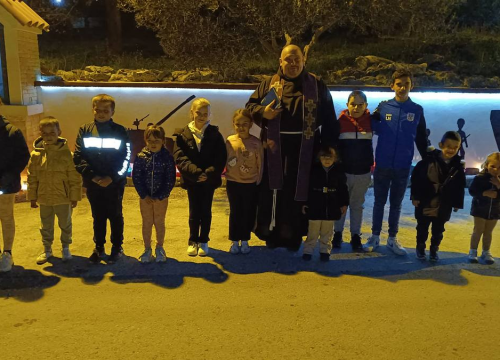 Fotografija 3 - Vukšić zapalio svijeće  u znak sjećanja za Vukovar i Škabrnju