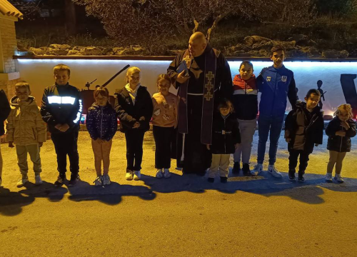 Fotografija 2 - Vukšić zapalio svijeće  u znak sjećanja za Vukovar i Škabrnju