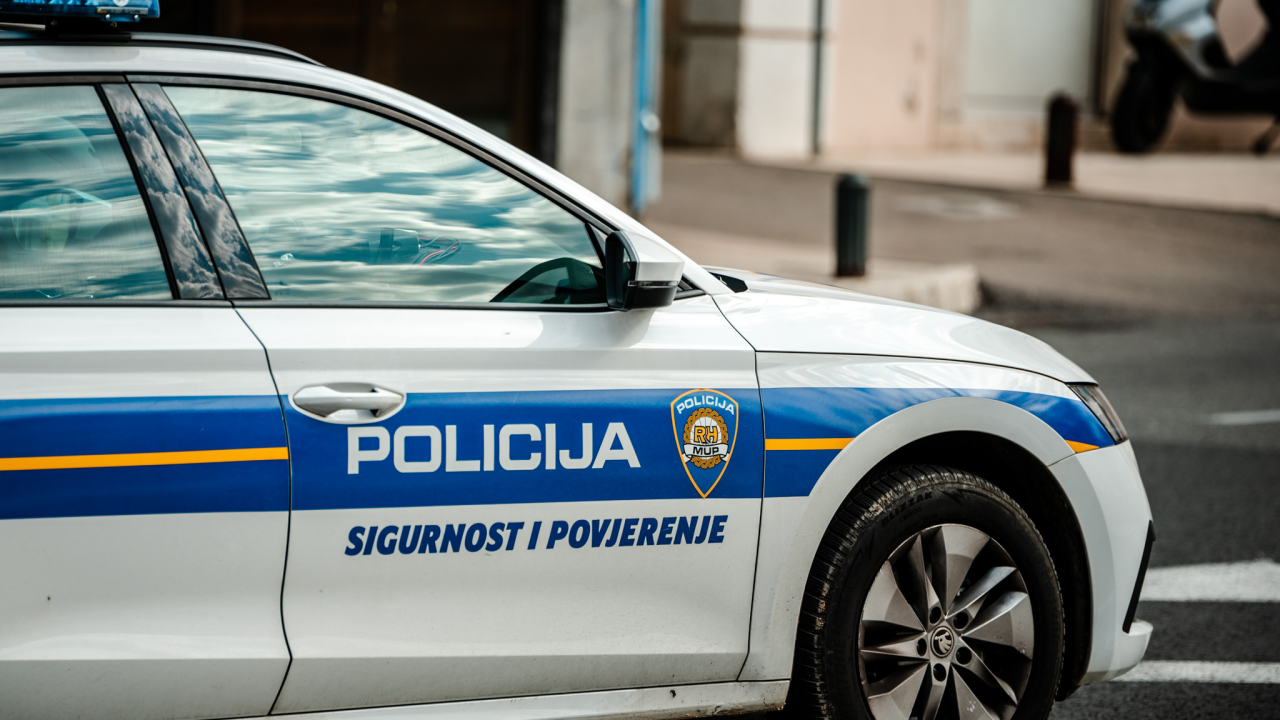 Vozač u Drnišu oborio 72-godišnjeg motociklista koji je vozio bez vozačke