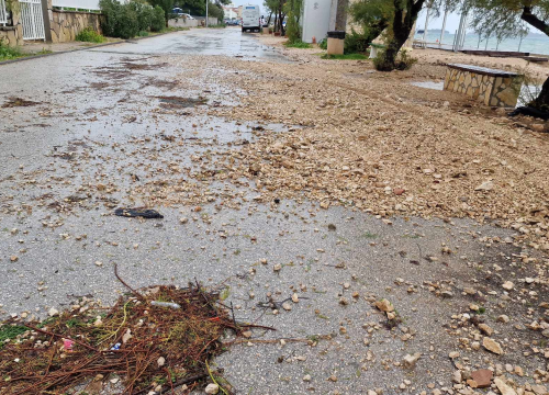 Fotografija 3 - Nezadovoljni mještani Brodarice: Kiša s magistrale slijeva se po ulicama jer upojni bunar ne funkcionira