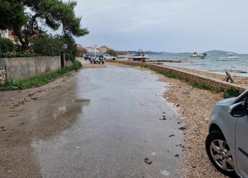 Fotografija 2 - Nezadovoljni mještani Brodarice: Kiša s magistrale slijeva se po ulicama jer upojni bunar ne funkcionira