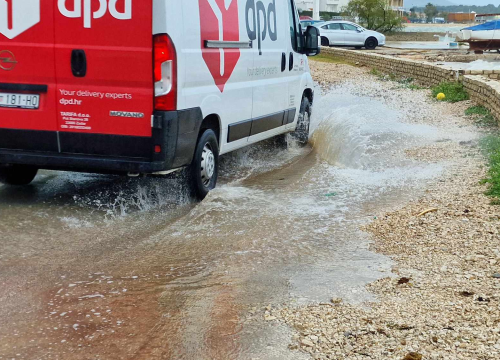 Fotografija 5 - Nezadovoljni mještani Brodarice: Kiša s magistrale slijeva se po ulicama jer upojni bunar ne funkcionira