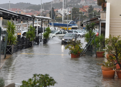 Fotografija 2 - Više ni ne iznenađuje: Kiša ne prestaje padati, Dolac poplavio