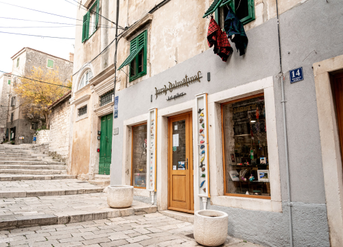 Božić je stigao u Galeriju Juraj Dalmatinac: Pronađite unikatne umjetnine i darove!