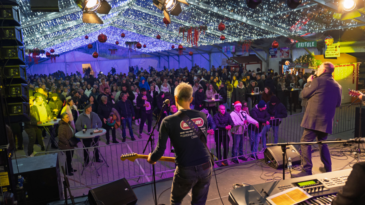Baruni sinoć rasplesali Knin i otvorili vrata blagdanske čarolije