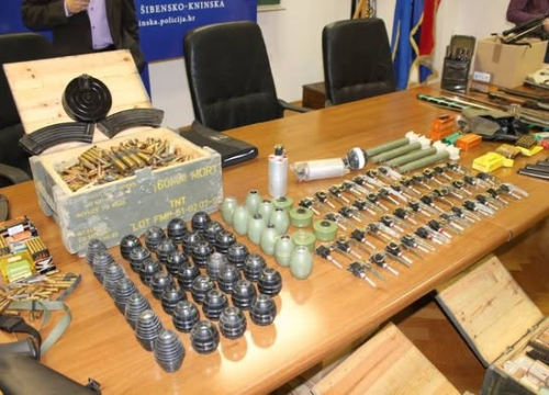 Starac (84) improvizirao s eksplozivom u Donjem Polju, policajci mu pronašli oružje i hrpu streljiva