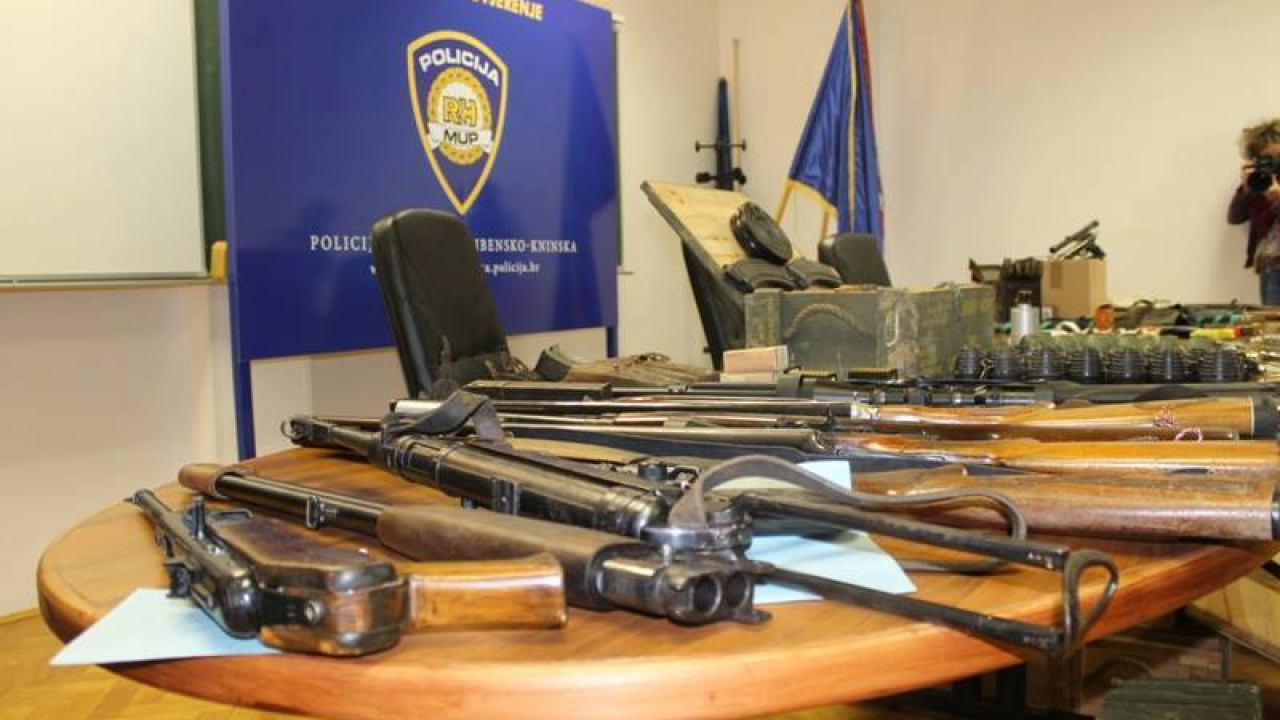 Muškarcu (67) u Razvođu u kući pronašli pušku, pištolj, nož i streljivo