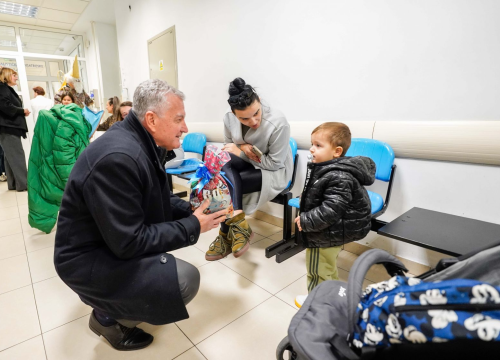 Burić u pratnji sv. Nikole razveselio mališane na šibenskoj pedijatriji