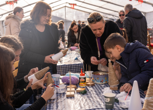 Fotografija 24 - Toplina i zajedništvo: Kninski mališani na radionici izradili božićne borove