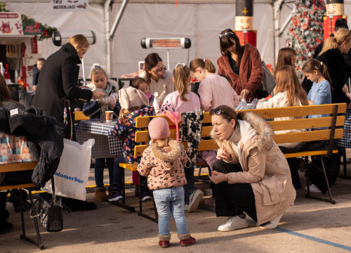Fotografija 4 - Toplina i zajedništvo: Kninski mališani na radionici izradili božićne borove