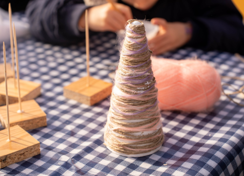 Fotografija 12 - Toplina i zajedništvo: Kninski mališani na radionici izradili božićne borove